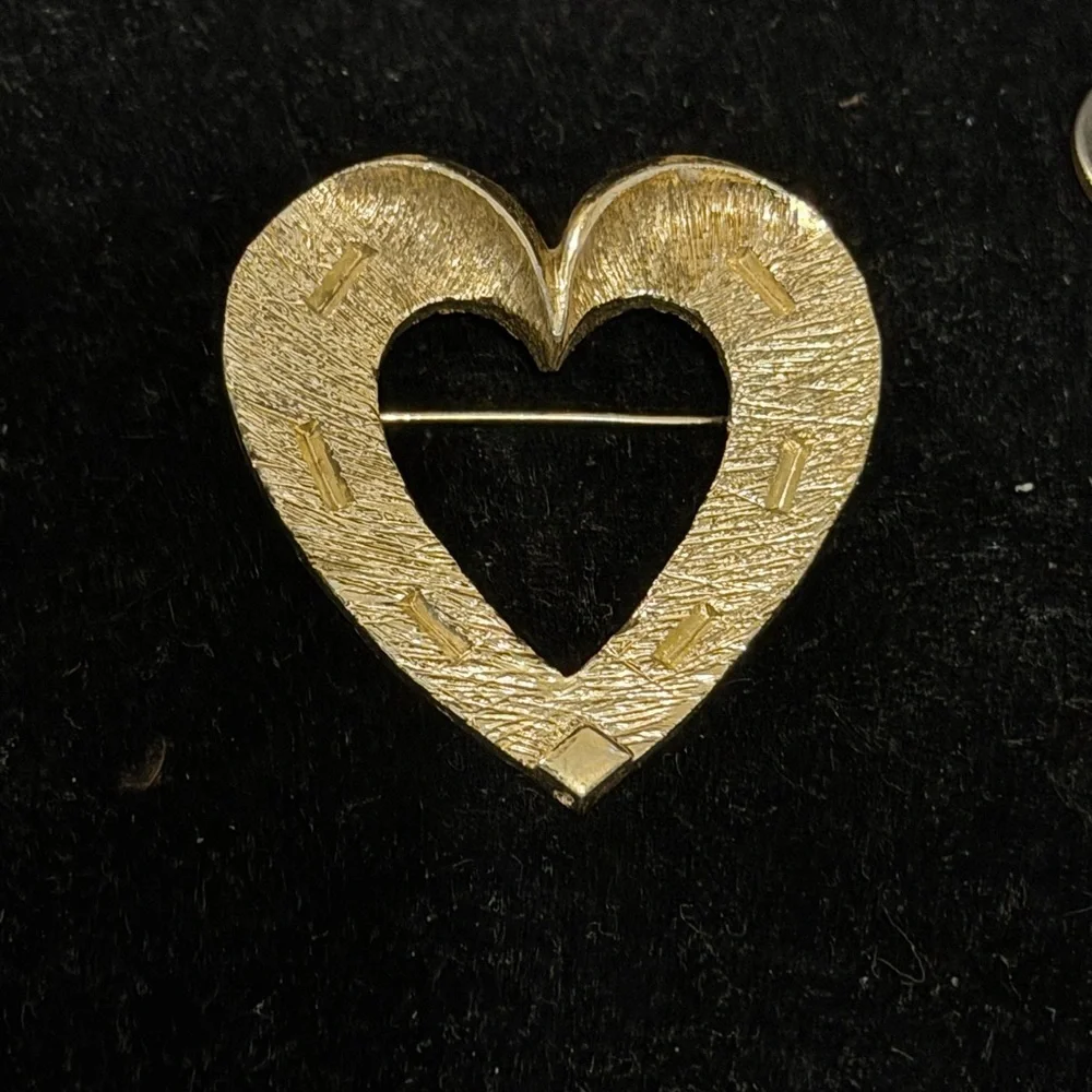Gold Heart Pin Brooch - Elegant Women’s Jewelry